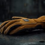 Robuste Arbeitshandschuhe mit Schnittschutz liegen auf Metallblech in einer Werkstatt