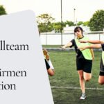 Sportler beim dynamischen Aufwärmen auf einem Sportplatz bei Sonnenaufgang