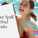 Kinder planschen im flachen Wasser eines Freibads, ein Elternteil sitzt in Griffweite am Beckenrand