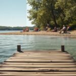 Idyllischer Badesee mit klarem Wasser, Steg und Familien am Ufer an einem Sommertag