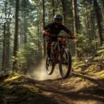 Mountainbiker mit Fullface-Helm und Protektoren springt über einen Sprung im Bikepark