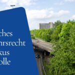 Deutsche Stadtstraße mit parkenden Autos und vorbeifahrendem Kontrollfahrzeug