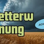 Landschaft mit blauem Sommerhimmel links und dunkler Gewitterfront rechts