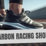 Moderne Carbon-Laufschuhe mit dicker Sohle und Rocker-Geometrie auf einer Laufbahn