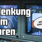 Hand hält am Steuer eines fahrenden Autos ein Smartphone – Ablenkung im Verkehr