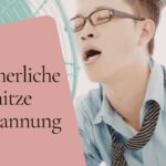 Büroangestellte mit Ventilator und Wasserglas am Schreibtisch bei sommerlicher Hitze