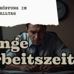 Müder Arbeiter am späten Abend am Arbeitsplatz bei gedämpftem Licht, Symbol für lange Arbeitszeiten