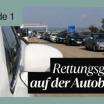 Freie Rettungsgasse auf einer mehrspurigen Autobahn im Stau, Einsatzfahrzeug fährt hindurch