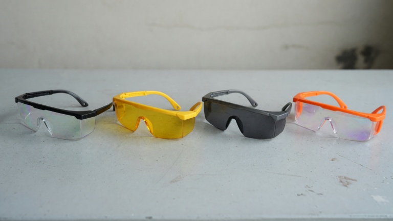 Schutzbrille für die Arbeit: Überbrille, Vollsicht oder Bügelbrille?