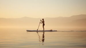 Mehr über den Artikel erfahren Stand-Up-Paddling: Leash, Weste und die Regeln, die Leben retten