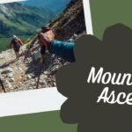 Wanderer steigt mit zwei Trekkingstöcken einen steilen Bergpfad hinab