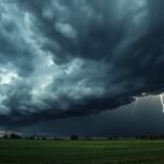Dunkle Gewitterwolken mit Blitz über einer Landschaft, Symbol für DWD-Unwetterwarnung am Wochenende