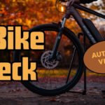 Person prüft Scheibenbremse an einem E-Bike im Herbst