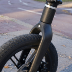 Vorderrad und Carbon-Gabel eines E-Faltrads auf einem Radweg – Symbolbild zum Rückruf der Hercules Rob Fold SL wegen möglichen Gabelbruchs