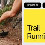 Trailläufer mit Laufweste und Softflasks läuft über einen Waldweg im Morgenlicht